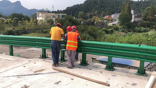 淮安高速公路护栏板的维护确保道路安全的关键环节